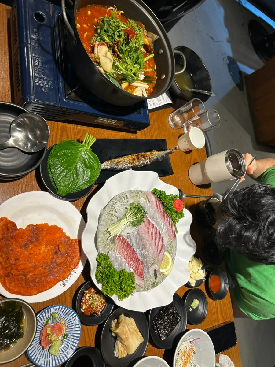 Mesa completa llena de sashimi y sukkidashi