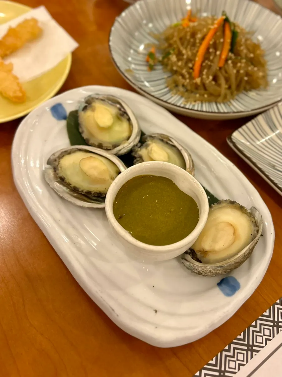 전복초밥 두 점