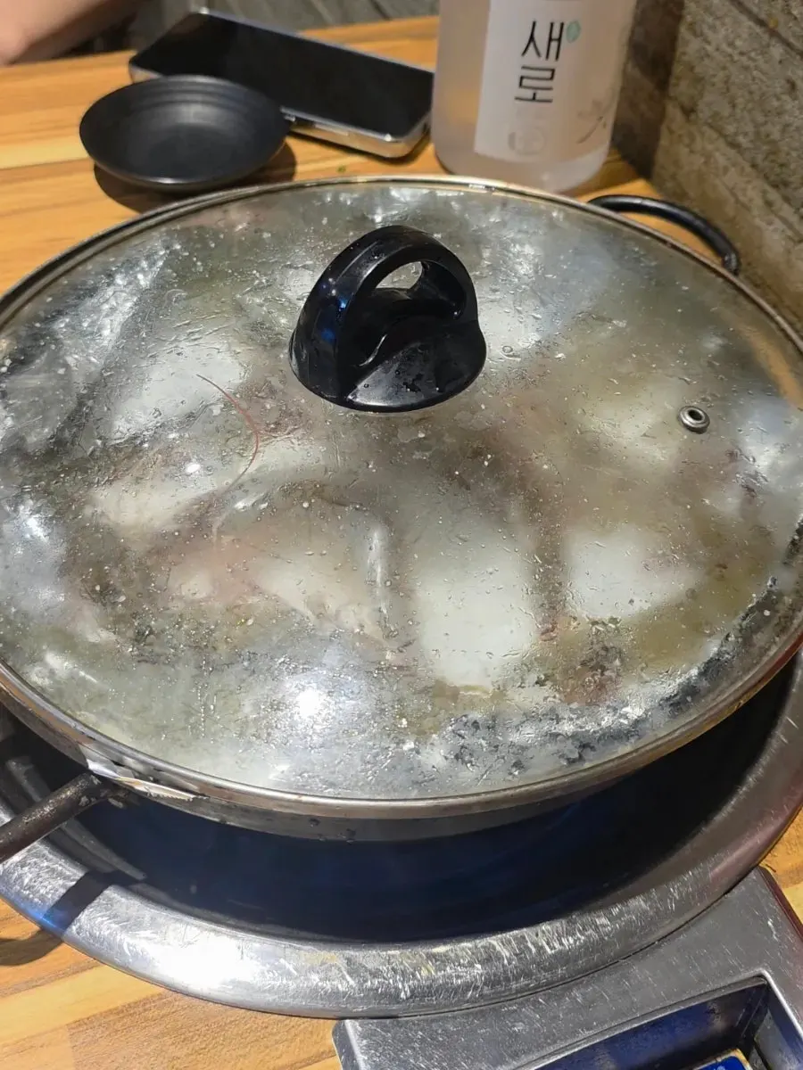 Live king shrimp set on a pot of coarse salt