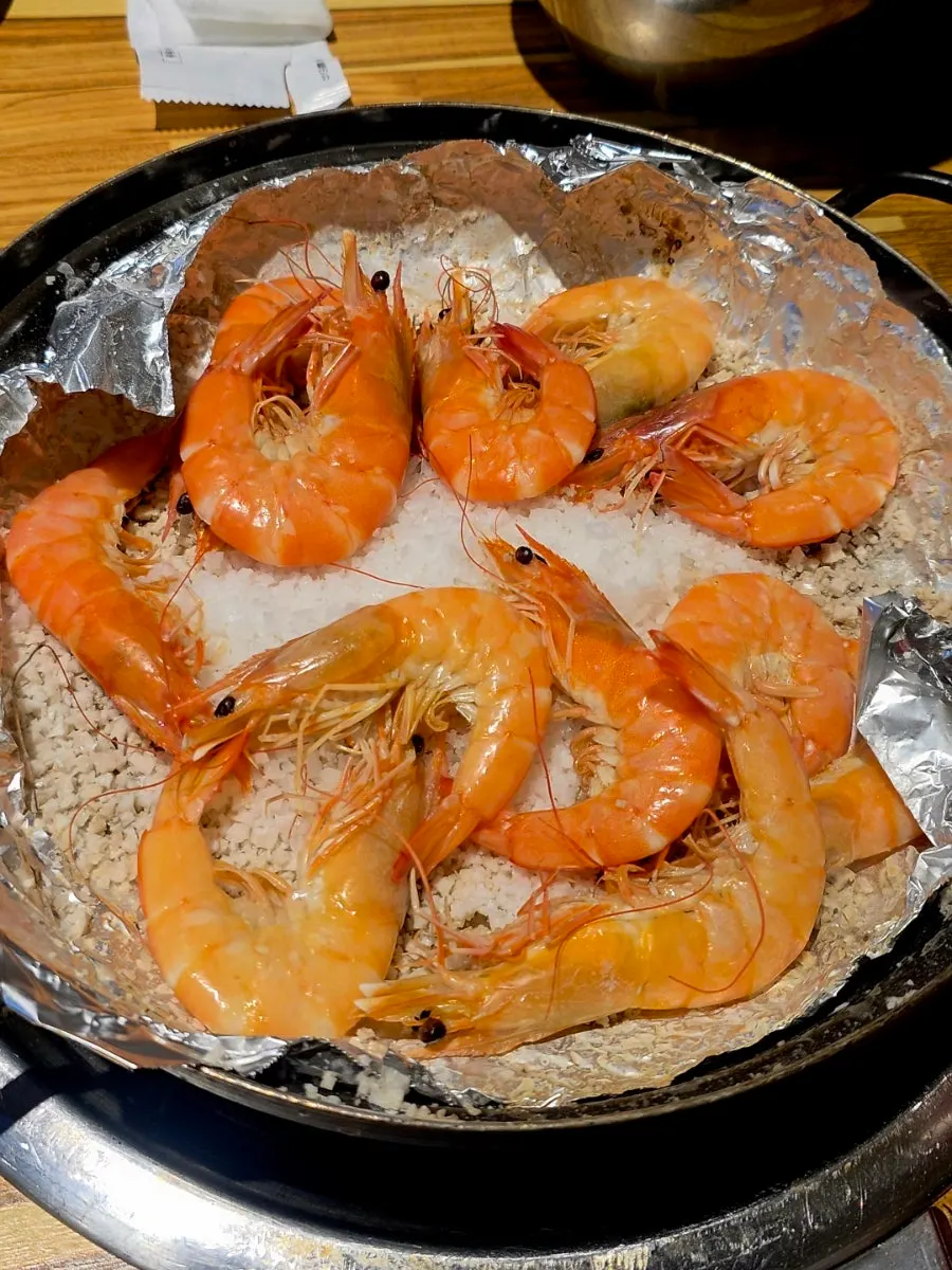 A whole pot of salt-grilled king shrimp turned red