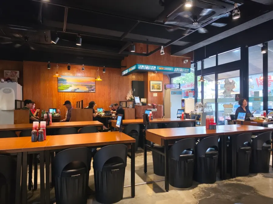 Ruang dalaman restoran ikan mentah yang luas dengan pintu lipat