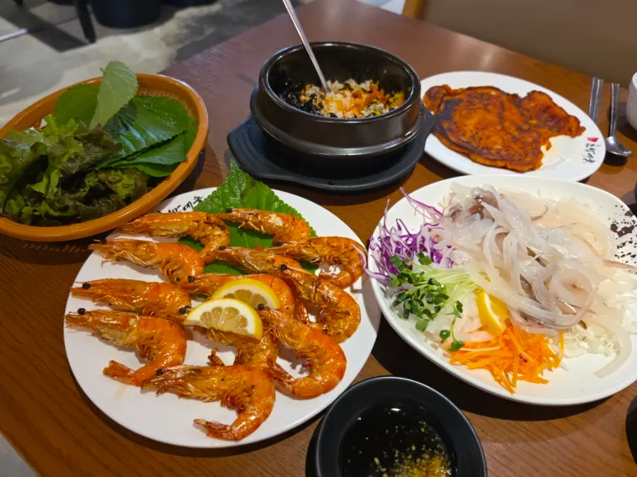 Sehidangan udang bakar, sashimi sotong hidup dan nasi telur ikan