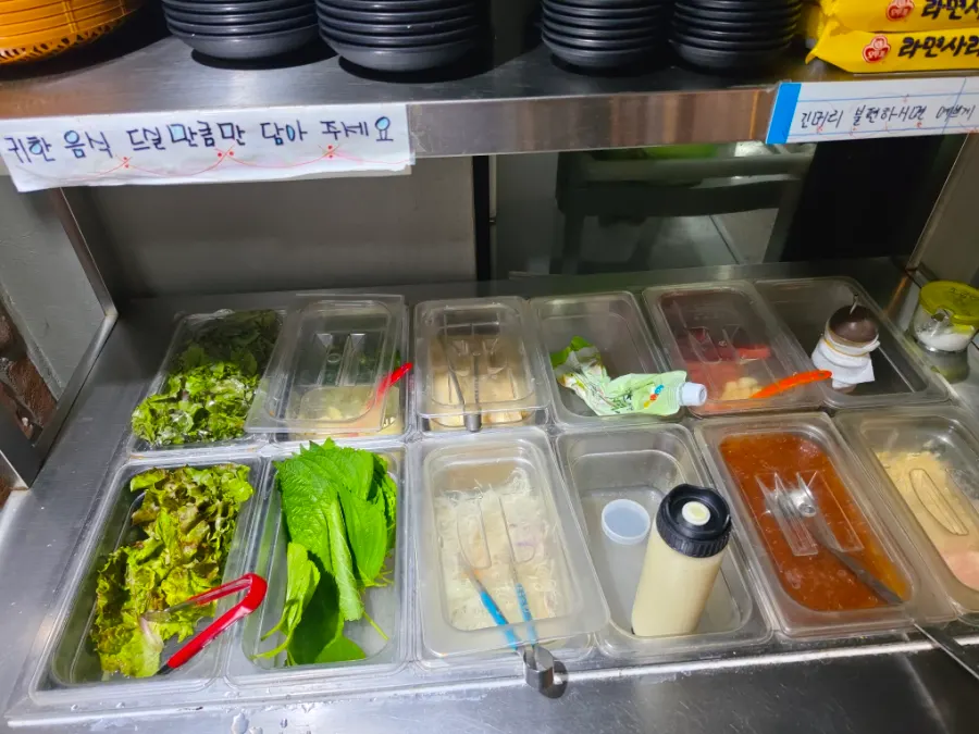 Self bar yang disediakan di satu sudut restoran