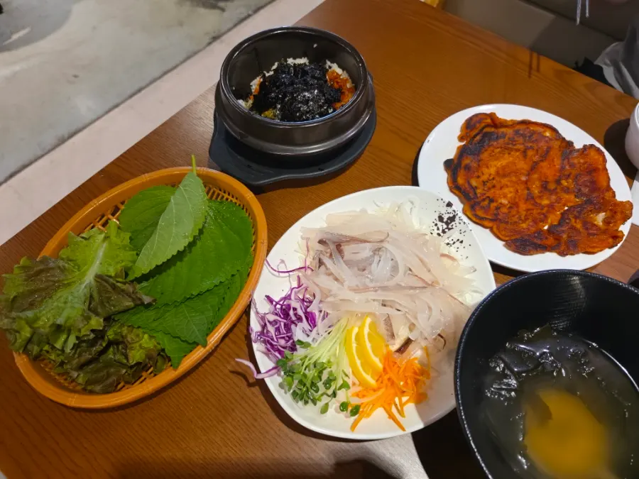 Pinggan sashimi sotong hidup dipotong nipis