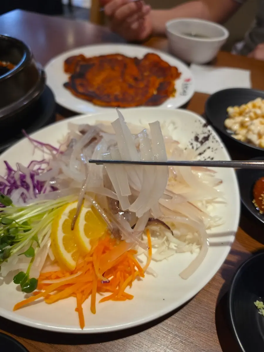 Close-up sashimi sotong hidup yang kenyal
