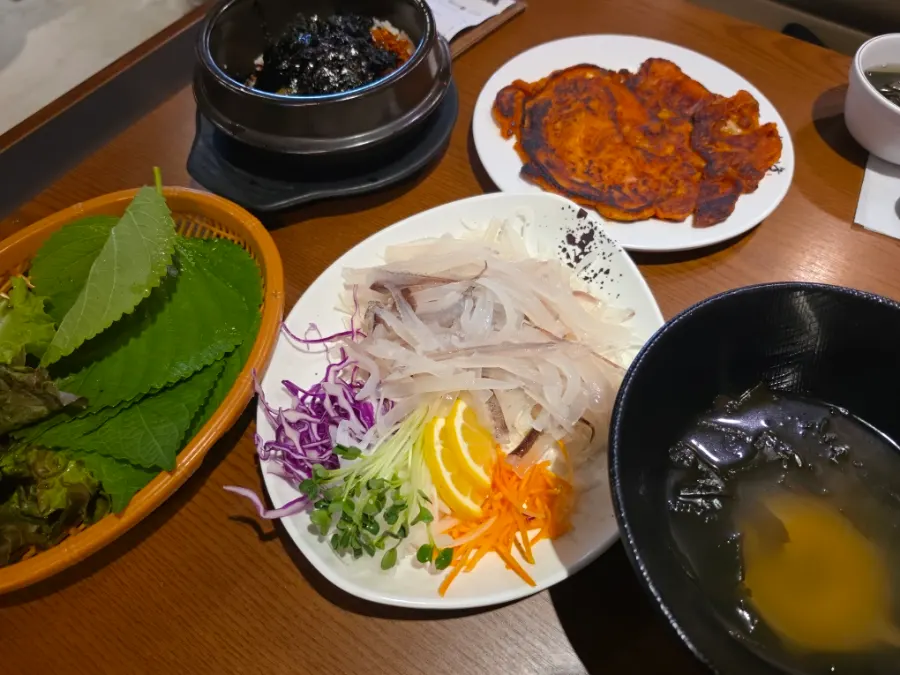 Sashimi sotong hidup dibalut daun perilla