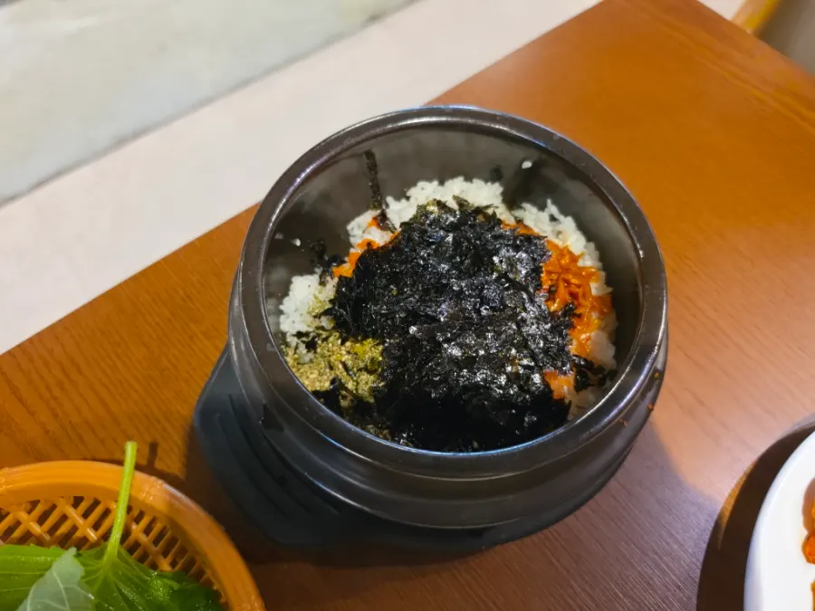 Nasi telur ikan dalam periuk batu