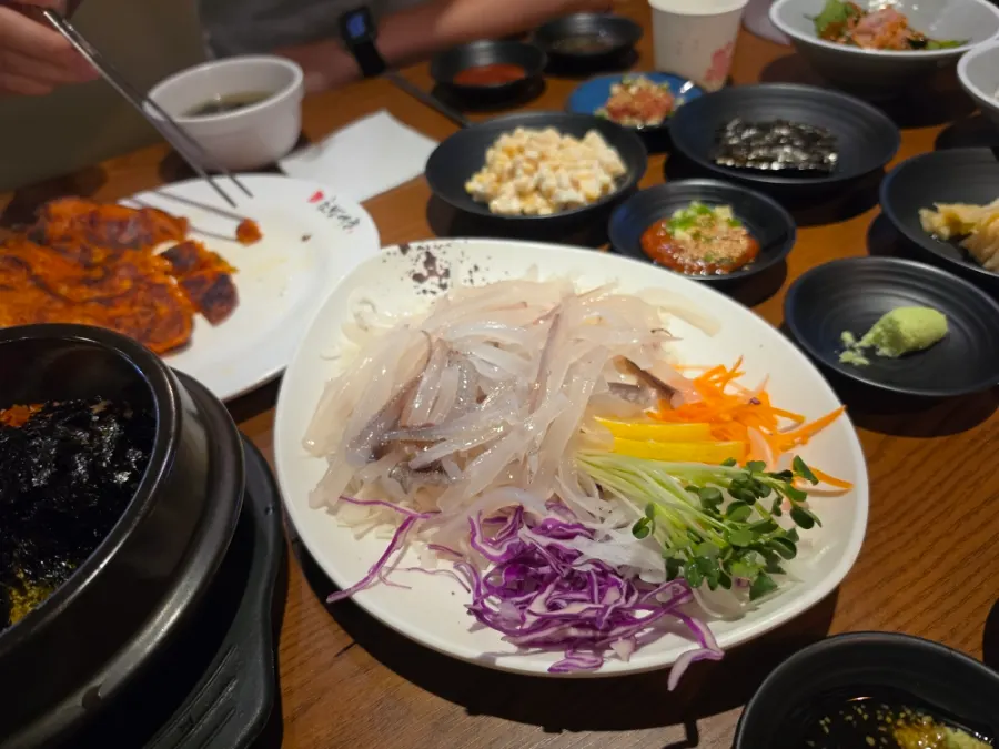 Sup rumpai laut panas bersama sashimi