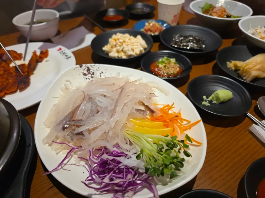 Sashimi sotong hidup yang berkilauan