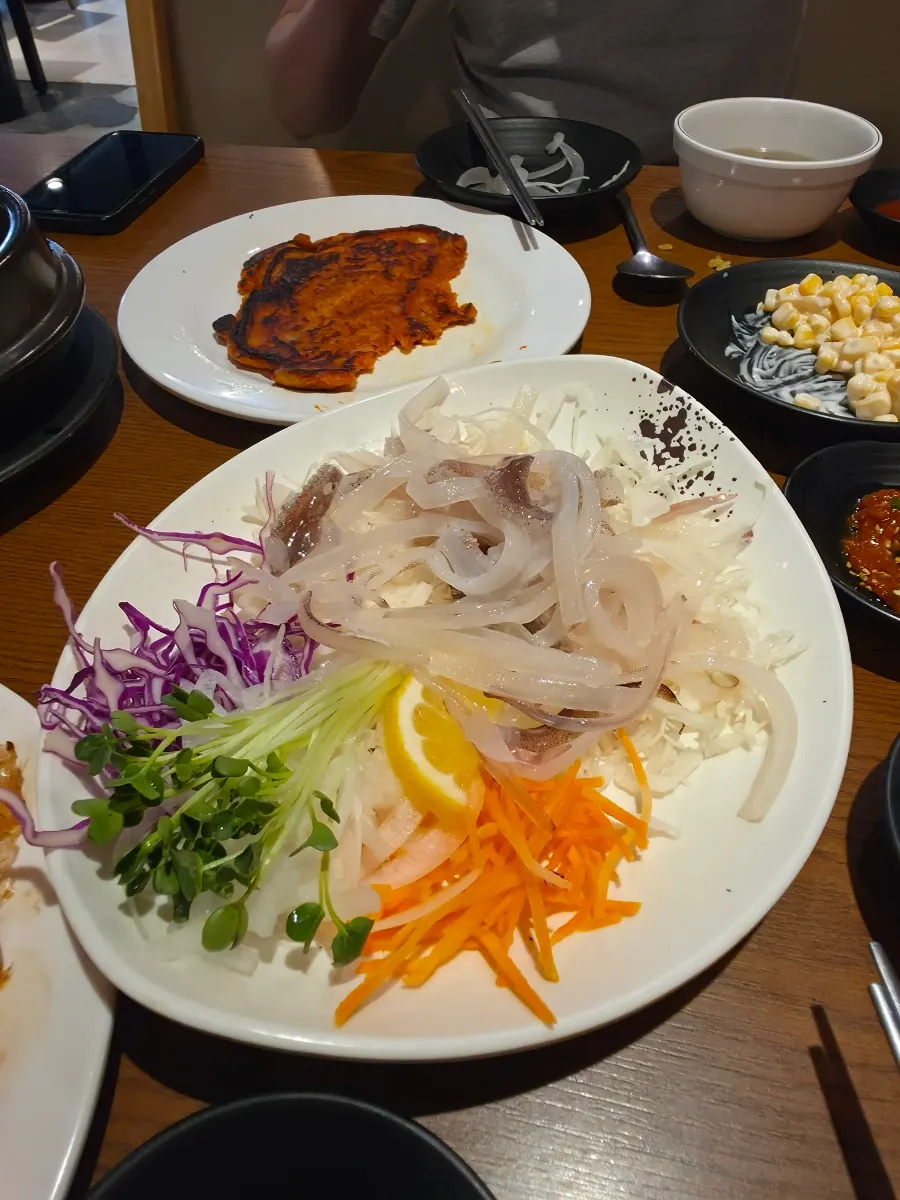 Susunan meja restoran ikan mentah yang kemas