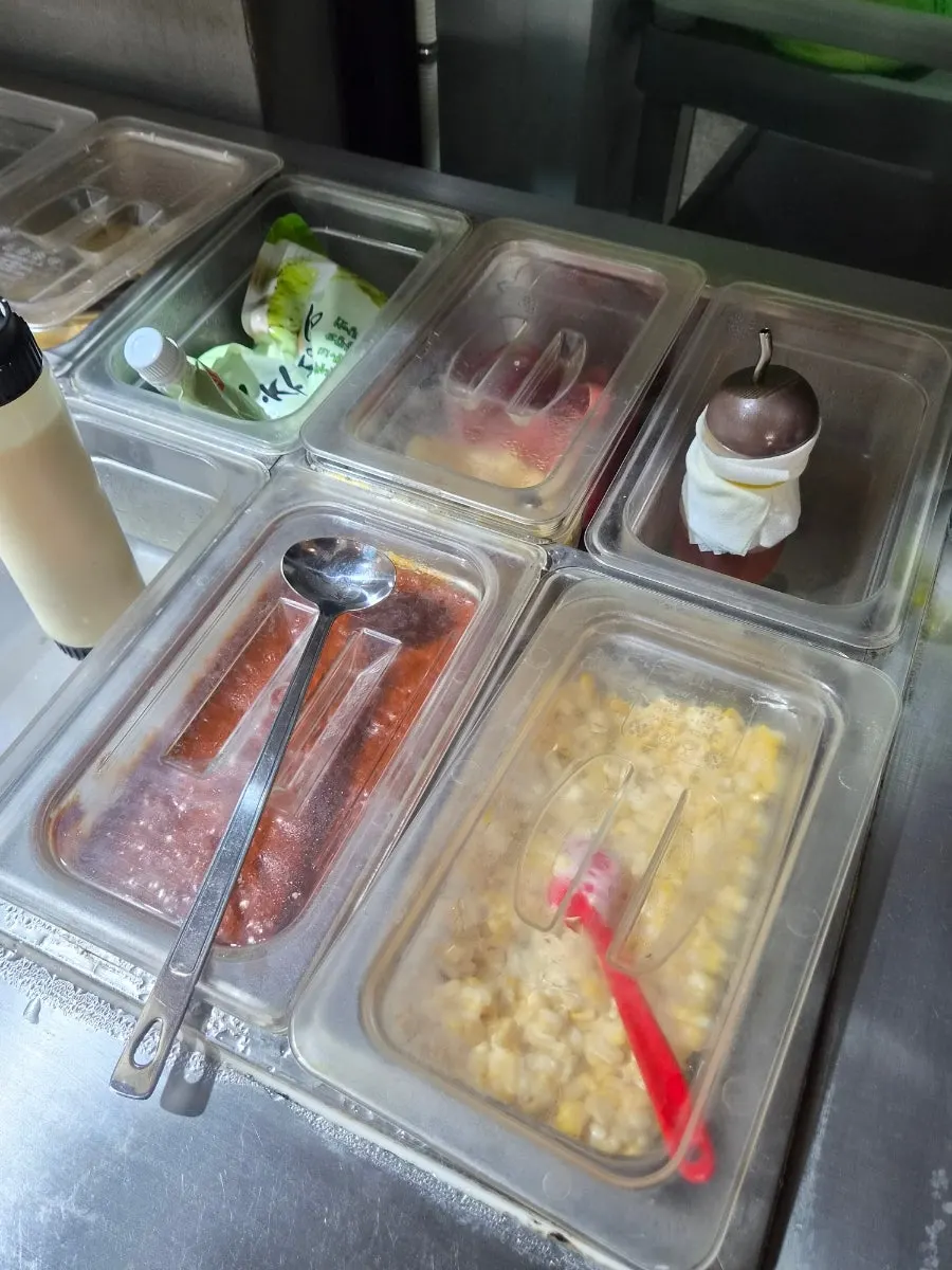 自助吧的醬料與沙拉