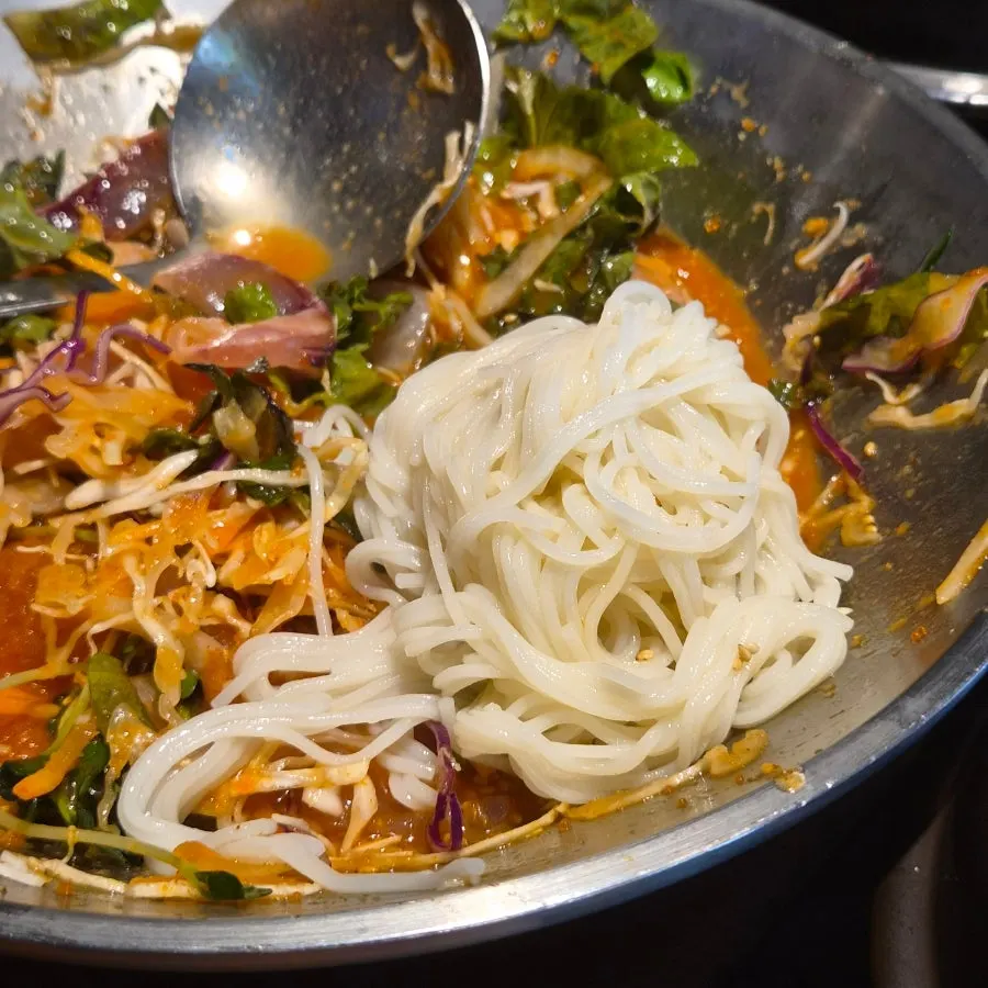 用石鍋端上的鱈魚湯