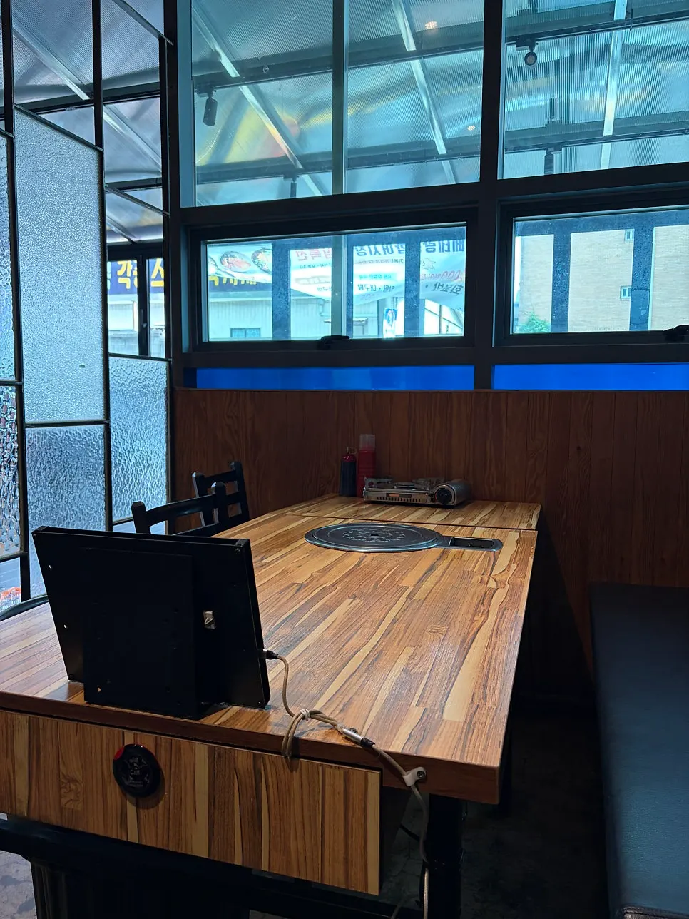 Group seating area extending deep into the interior