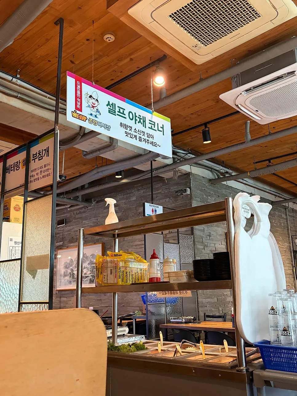 Self-corner with side dishes and instant noodles