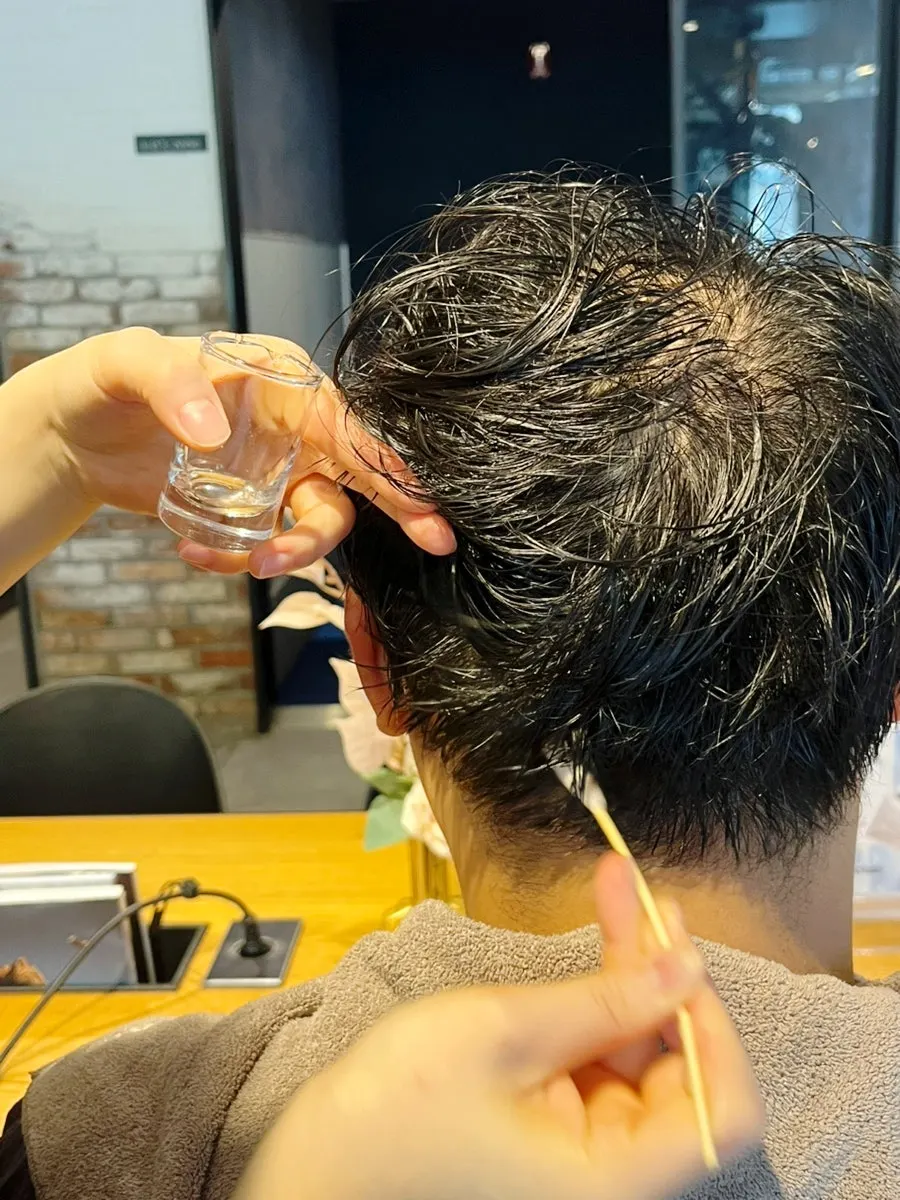 스케일링 제품을 두피에 도포하는 과정