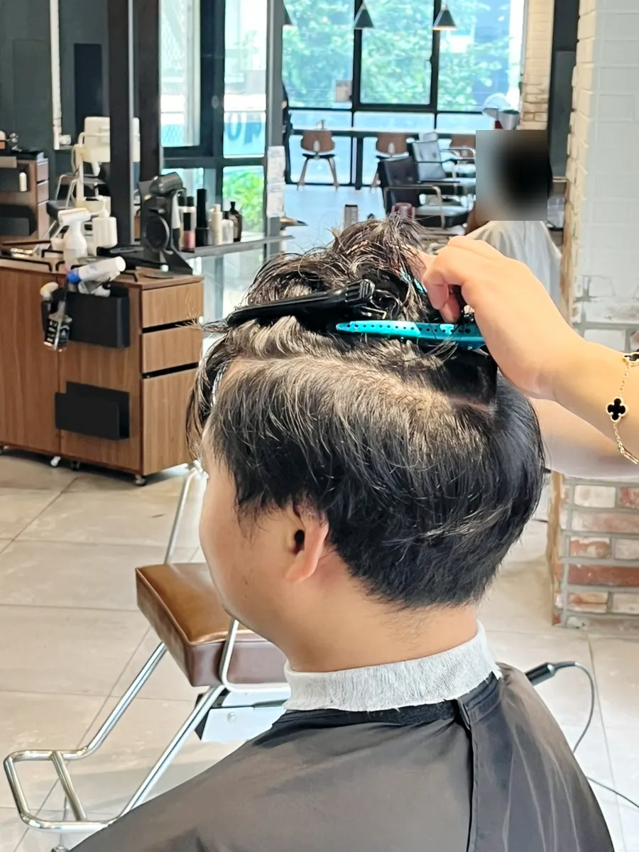 커트 전 길어진 옆머리와 뒷머리