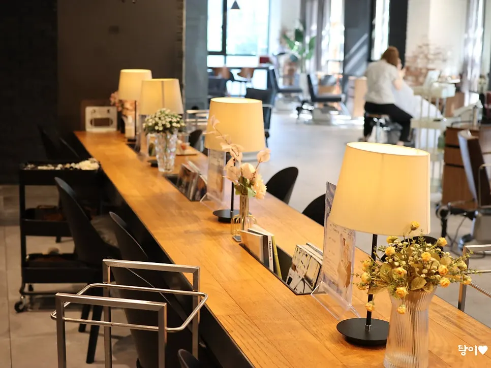 Neatly organized interior of Juno Hair Guwol-dong Rodeo Branch