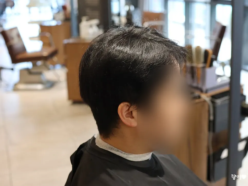 Consulting with Head Designer Wonbin on the men's hairstyle