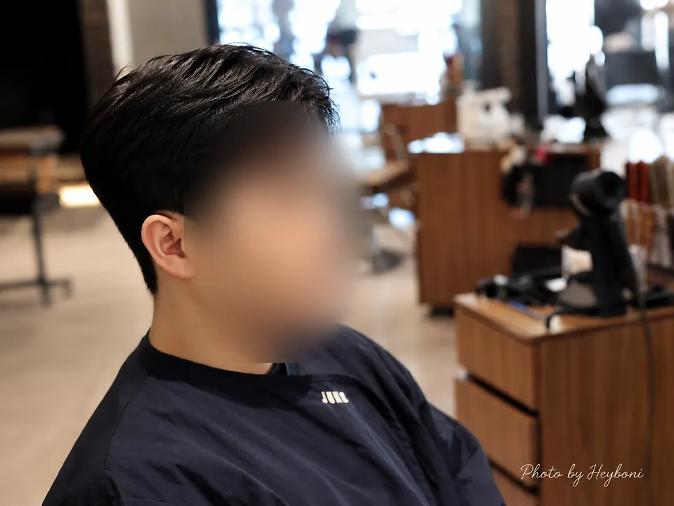 Men's hairstyle in the final stages of styling