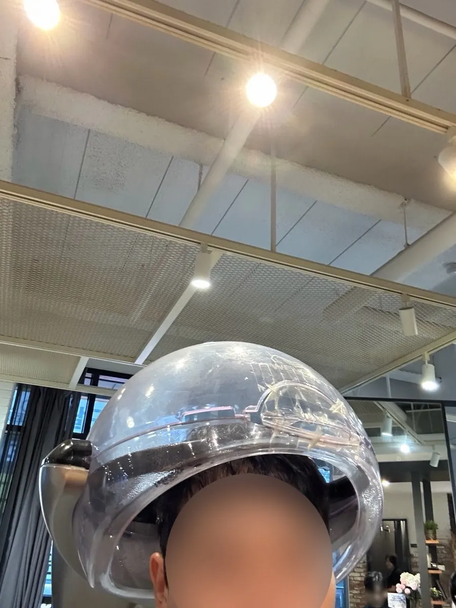 두피를 불려주는 스케일링 기계 착용 모습