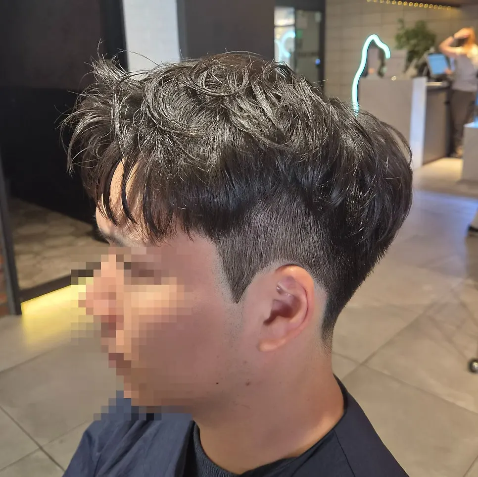 트렌디하게 정리된 남자 투블럭 스타일