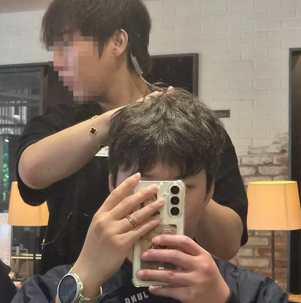 시술 전 두피 상태 스캔 장면