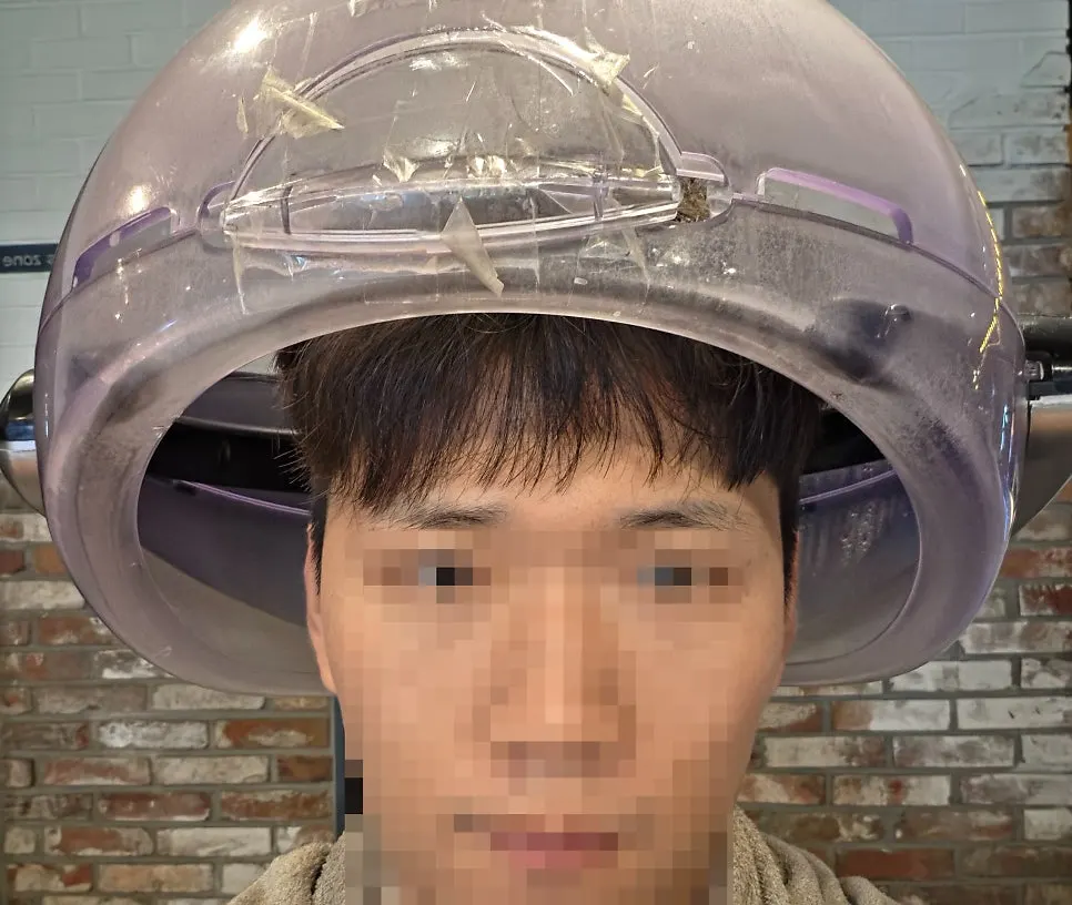 두피 스케일링 제품 도포 장면