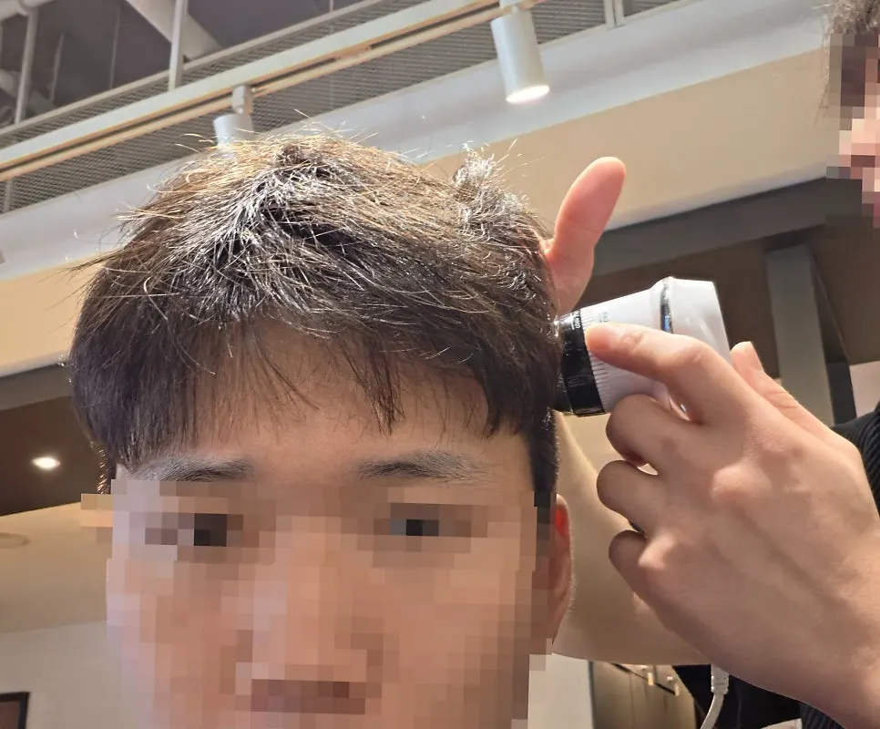 두피 샴푸 후 모공 재확인 장면