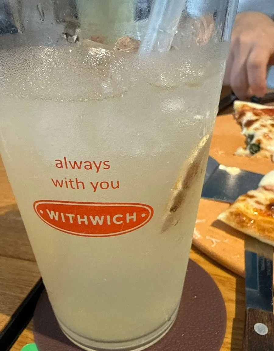상큼한 레몬에이드 한 잔