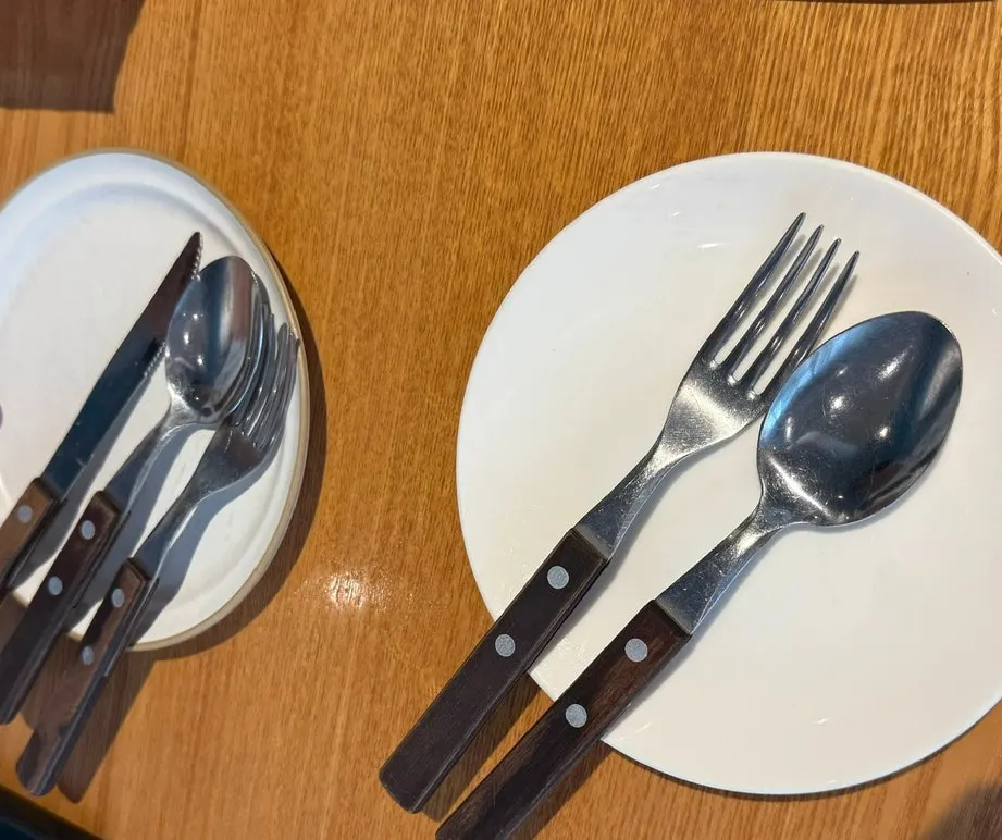 식기와 핫소스가 놓인 셀프바
