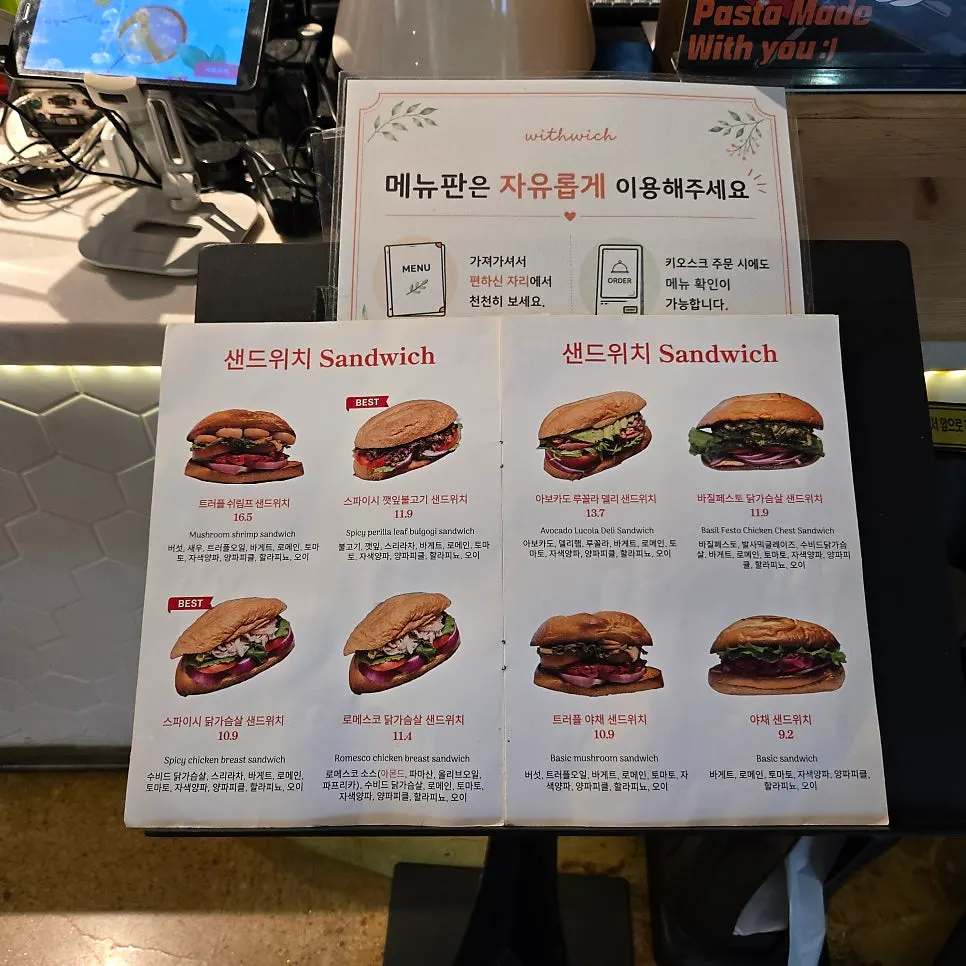 Table with ordered Withwich pasta and drinks