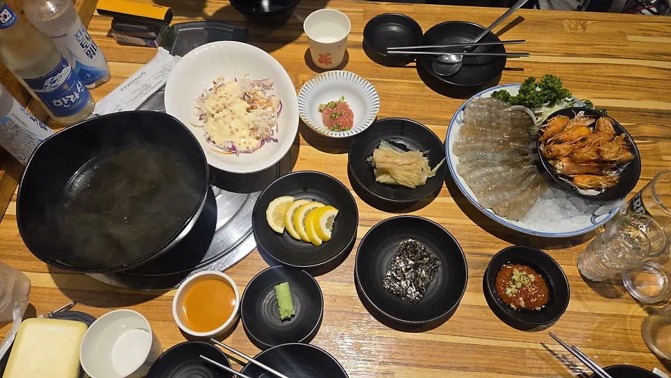 테이블 가득 차려진 회와 기본찬
