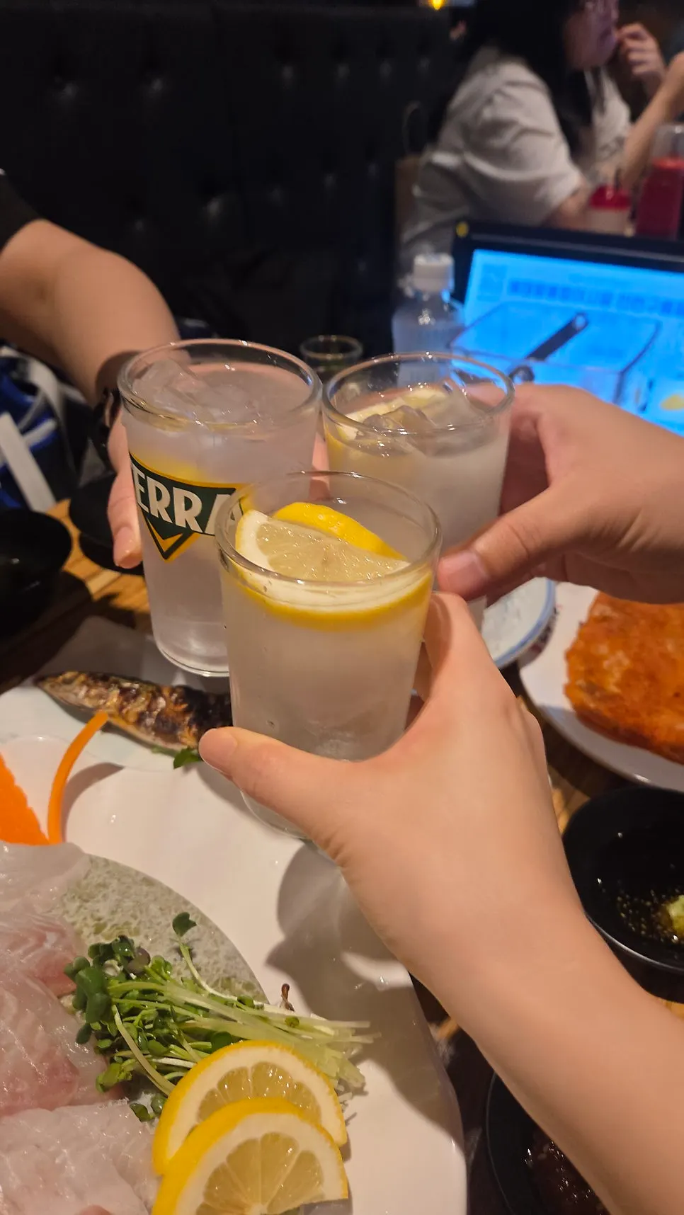 고소한 새우 머리 안주 한 접시