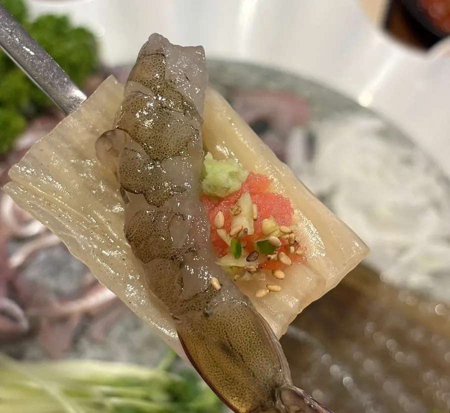 Raw shrimp sashimi placed on white kimchi