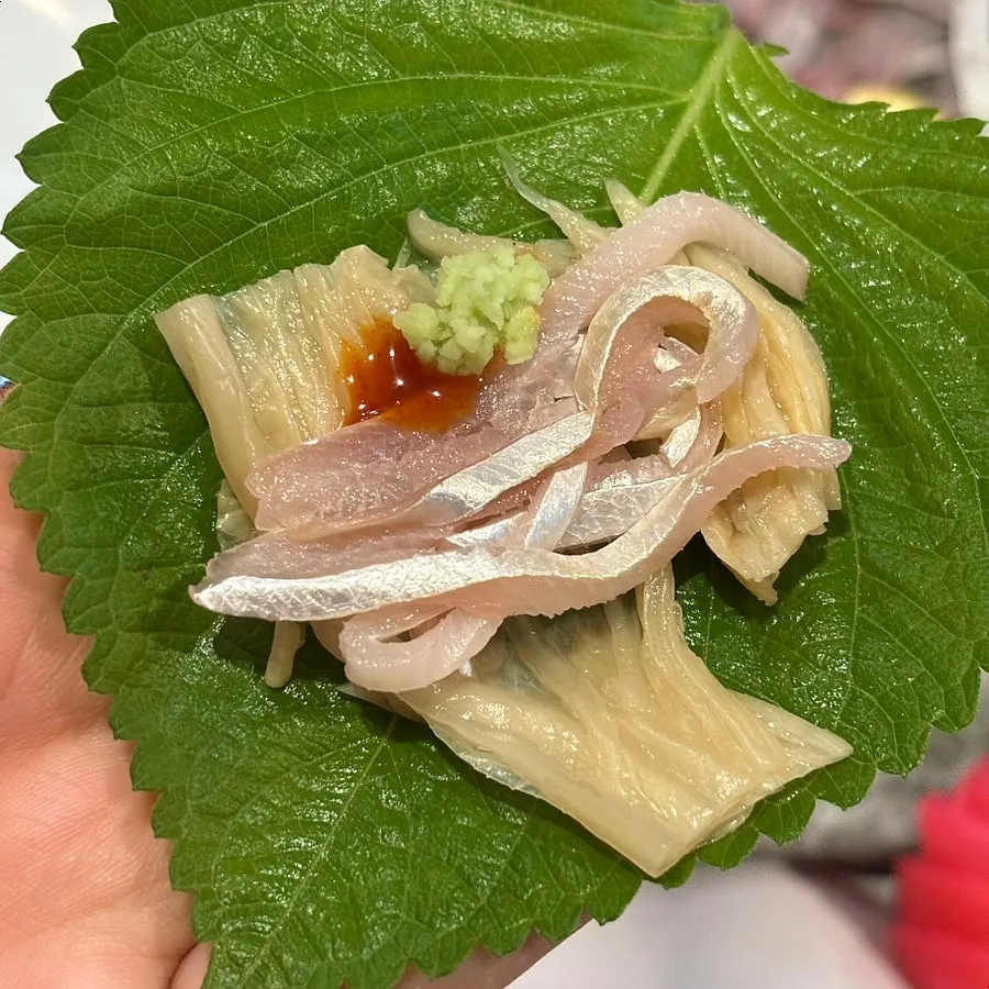 Gizzard shad seogosi placed on perilla leaf and white kimchi