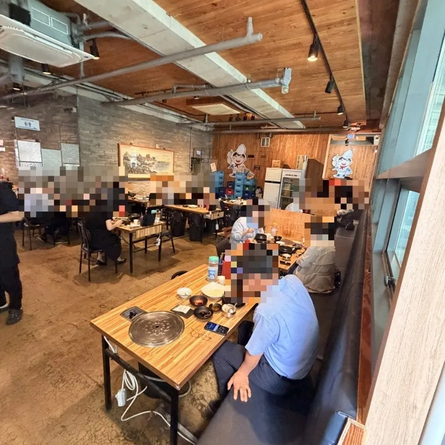 Busy dining hall during weekday lunch