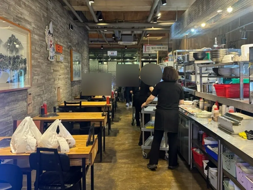 매장 앞 수조에 담긴 해산물