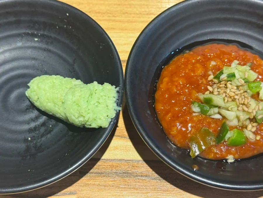 새우와 함께 먹는 소스와 샐러드 구성