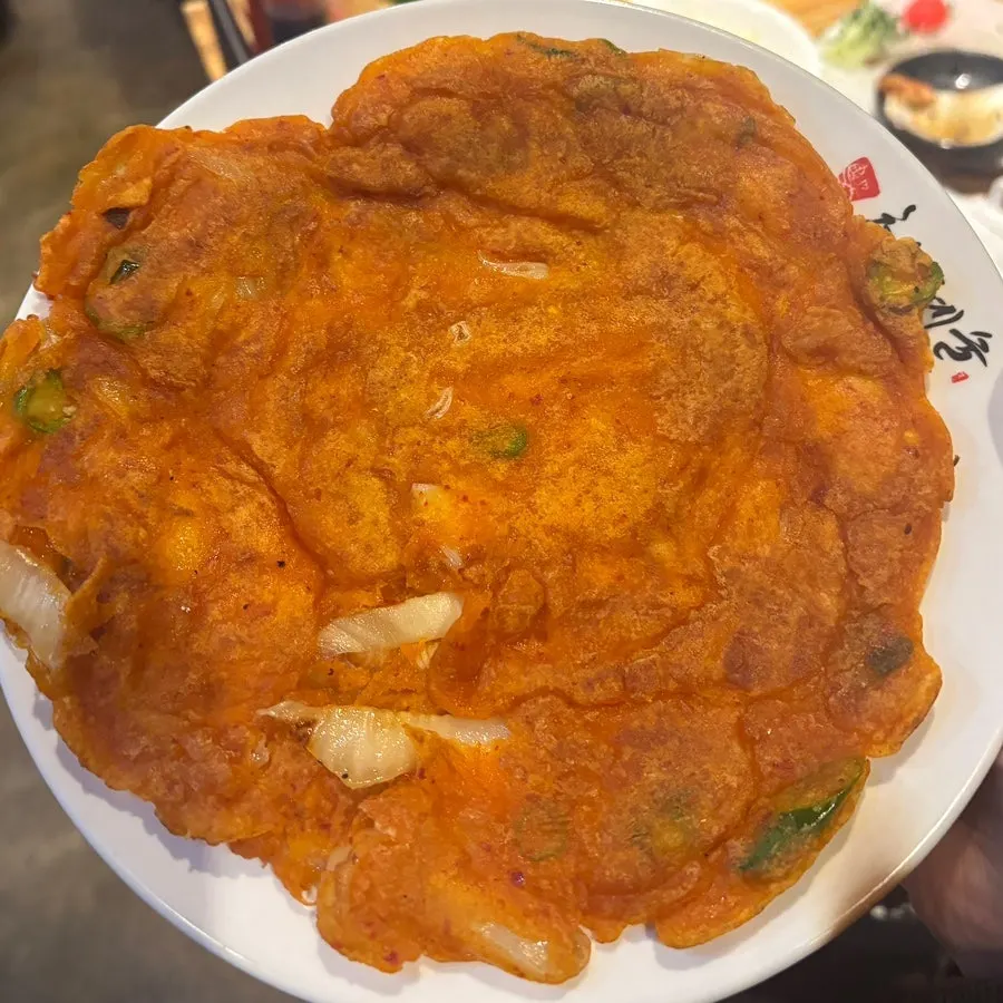 셀프바에서 직접 구운 김치전