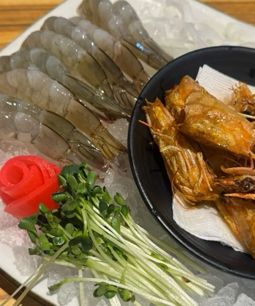 얼음 위에 올려 나온 생새우회 미니 사이즈