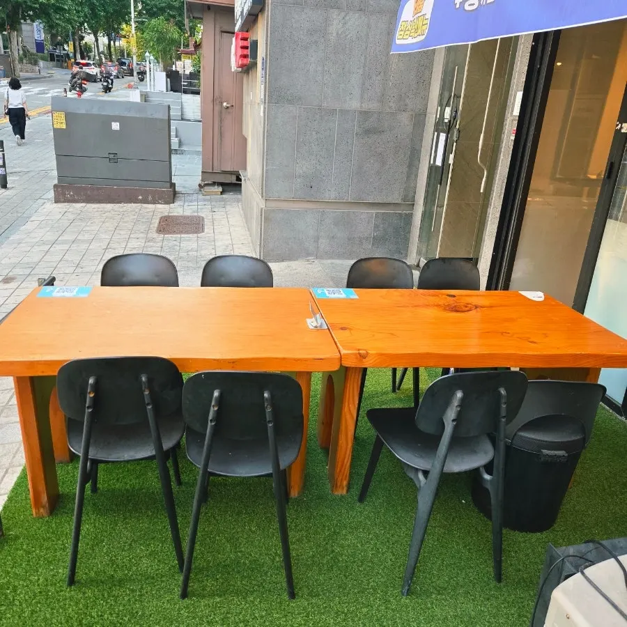 Lunch special sign and outdoor table seating