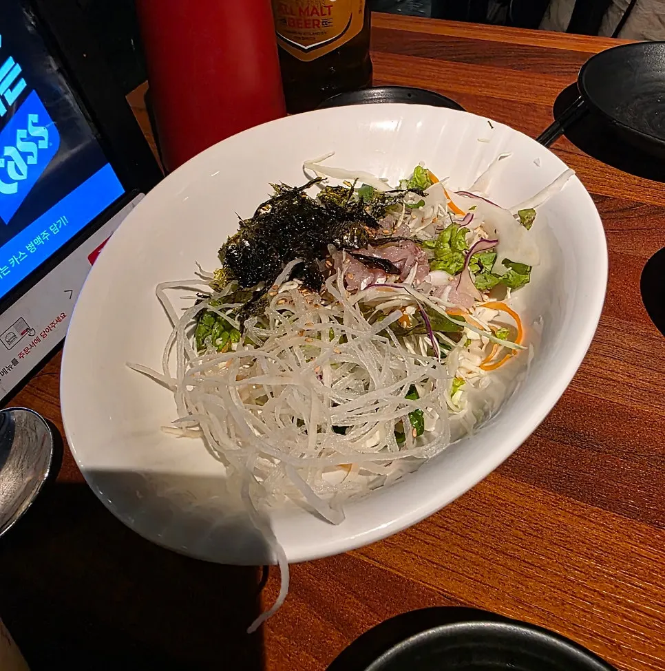 Hueva de abadejo y ensalada de sashimi como guarnición básica