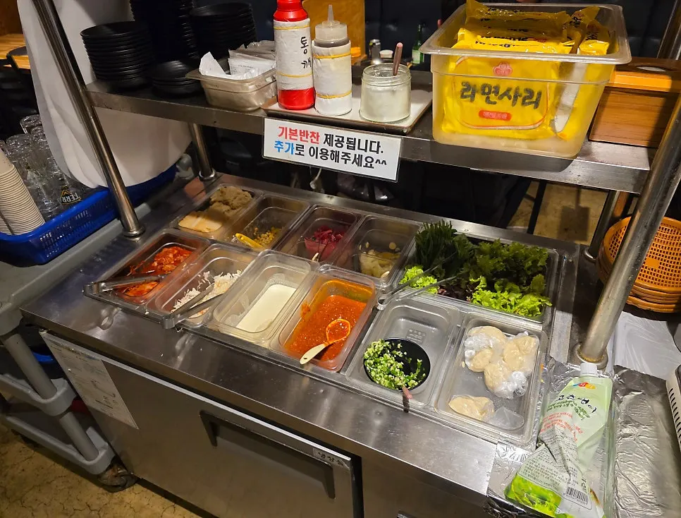 Fideos de ramyeon y albóndigas para sopa en la barra libre