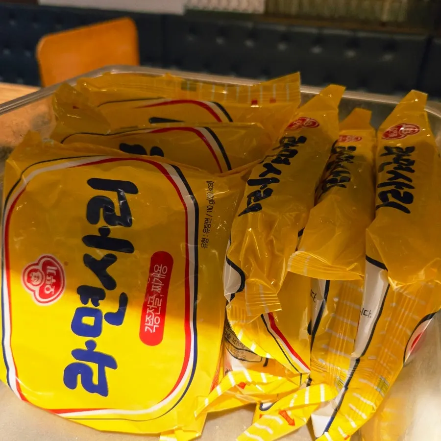 Sujebi and ramen noodle service corner