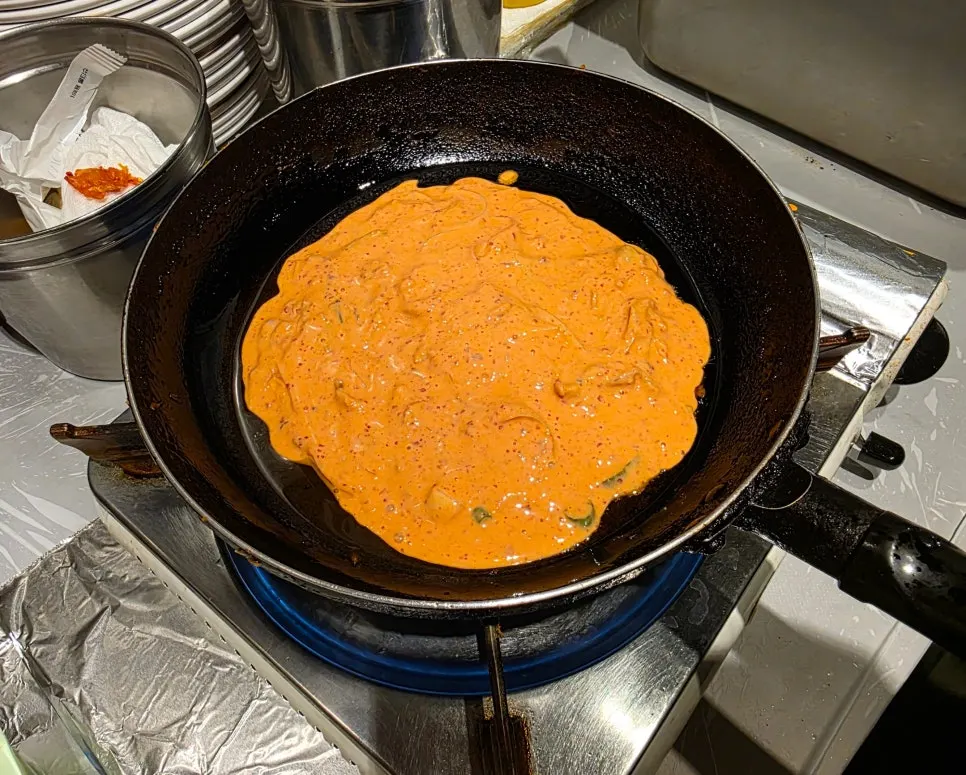 Panqueque de kimchi hecho y asado a mano