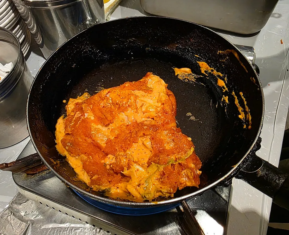 Panqueque de kimchi y guarniciones sobre la mesa
