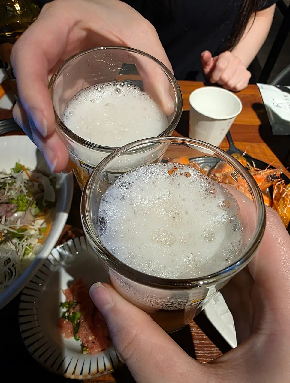 Cabeza de gamba asada junto a una copa de cerveza