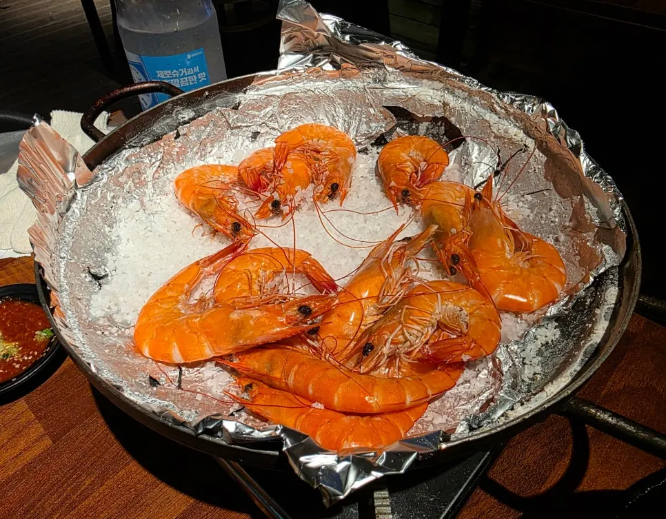 Gambas a la sal sobre la parrilla