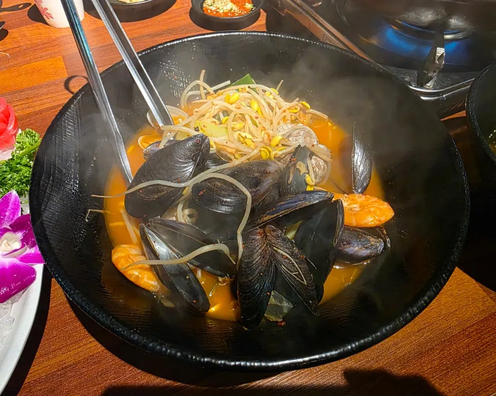 Ramyeon de mariscos con brotes de soja y marisco