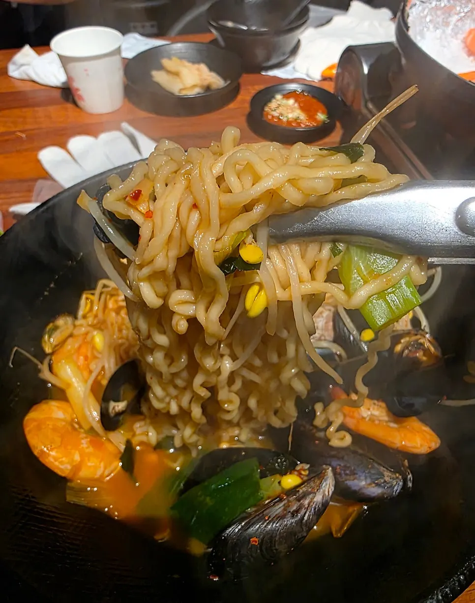 Mejillones y gambas dentro del ramyeon de mariscos